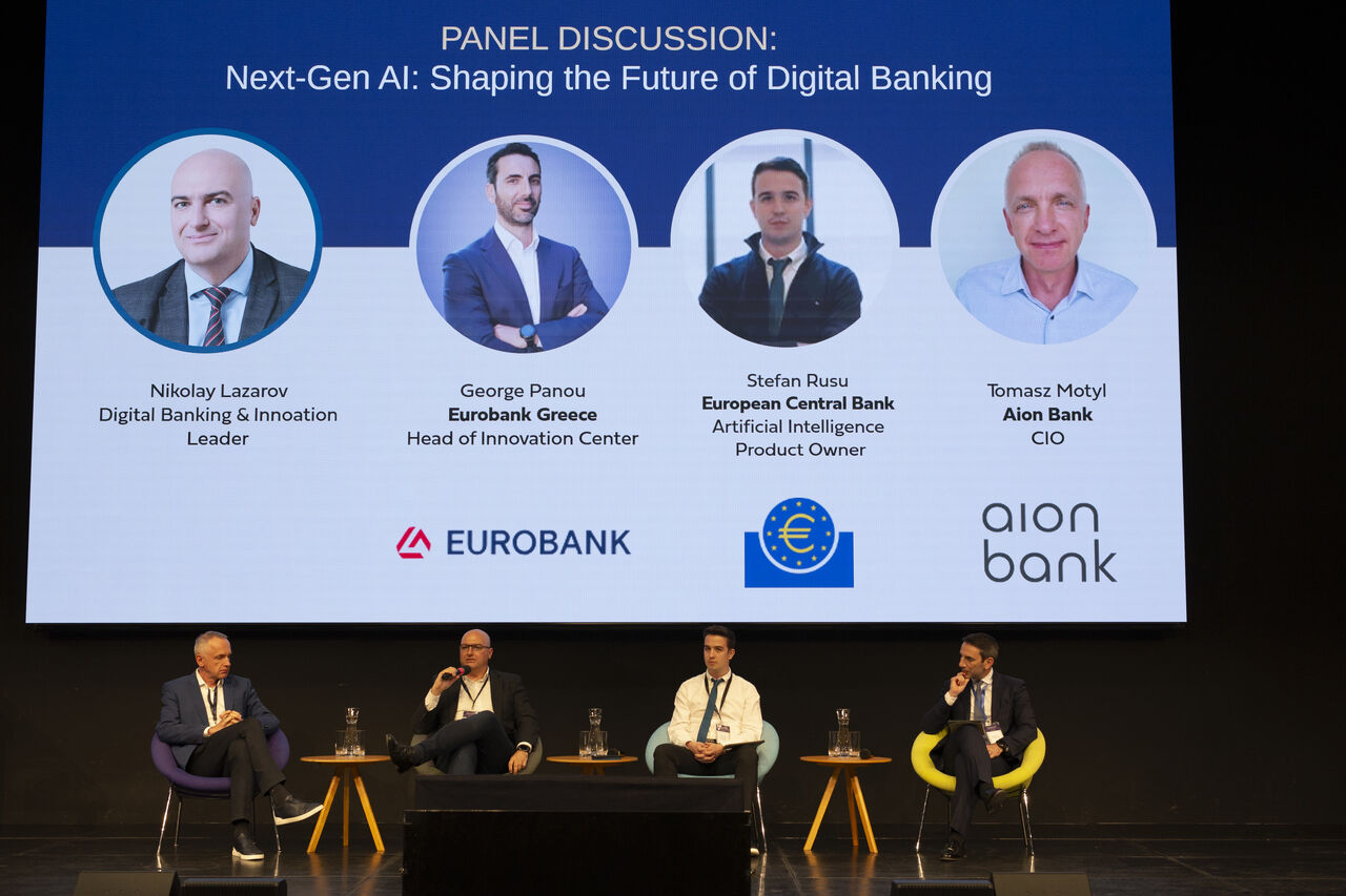 Ștefan Rusu pe scenă, alături de ceilalți membri ai panelului Next-Gen AI